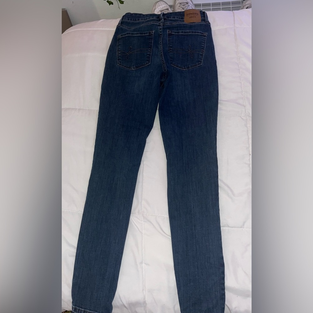 only worn like twice. size 2 high rise skinny levi jeans - Picture 2 of 4